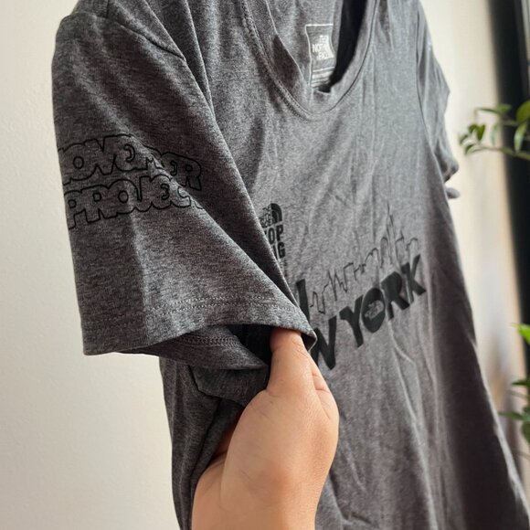 Northface NYC runs tshirt size Medium MENS NWT - Picture 3 of 5